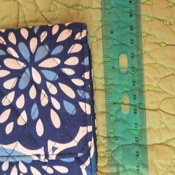 Vera Bradley, iconic fabric Wallet, interior pockets, slots, exterior zipper - Picture 6 of 13